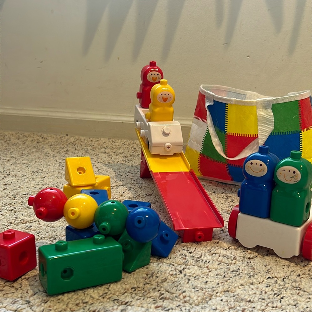 Little kids building blocks